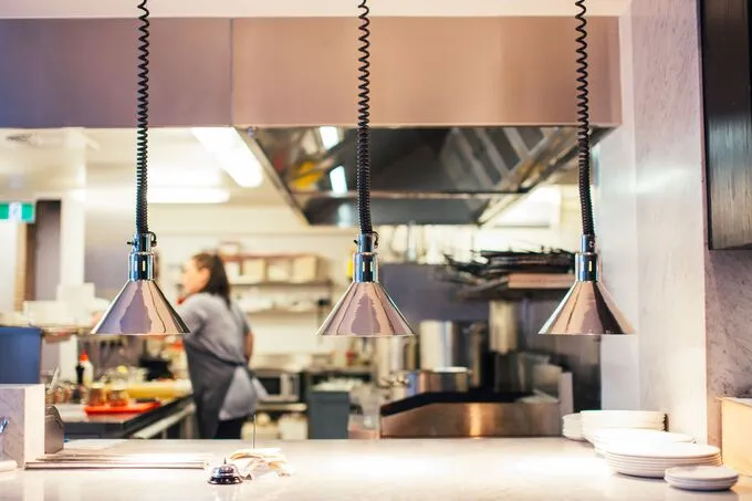 Elegancko podane danie i koktajl w restauracji Wild Pepper House